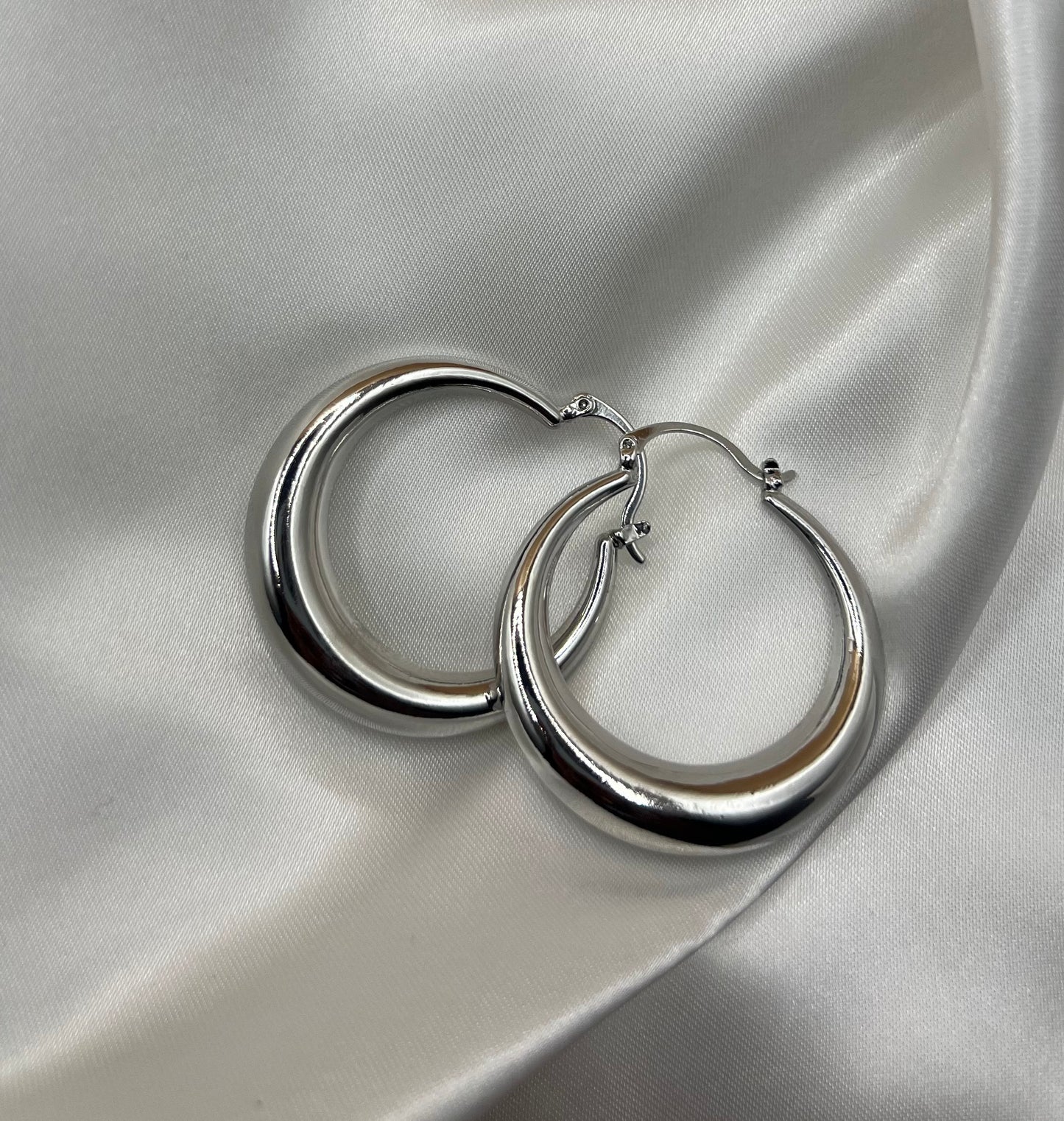 STATEMENT HOOP EARRING